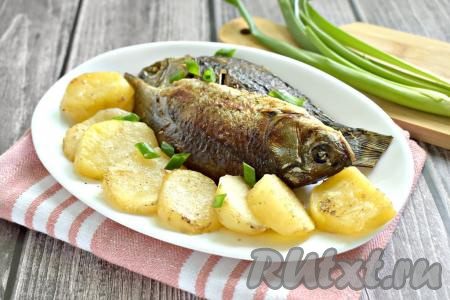 Караси, запечённые с картошкой в духовке