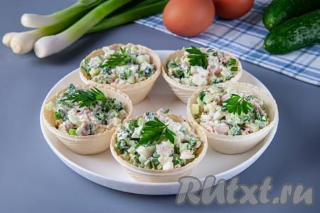 Тарталетки с курицей, яйцами и огурцом