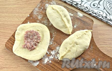 На каждую заготовку-лепёшку кладём, приблизительно, по одной столовой ложке мясного фарша. Скрепляем плотно края, формируя пирожок. Слепленный пирожок немного приминаем ладошкой по шву. Аналогично лепим остальные пирожки.
