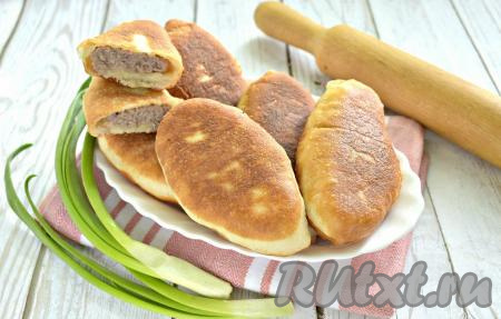 Постепенно жарим на сковороде все пирожки с фаршем. Аппетитные, вкусные, сытные пирожочки сразу подаём к столу. Приготовьте пирожки из дрожжевого теста по этому несложному рецепту и они, наверняка, вам понравятся!