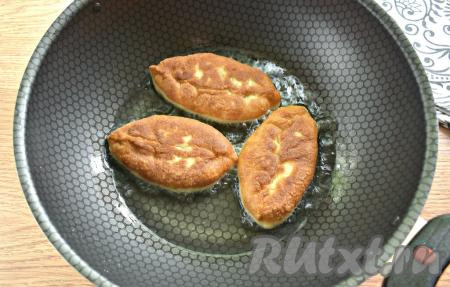 Жарим пирожки с мясом на среднем огне минуты по 3-4 с каждой стороны (до румяности). Крышкой сковороду я не накрываю, пирожки хорошо прожариваются, так как тесто в процессе формирования пирожков раскатывается достаточно тонко.