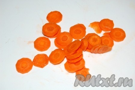Нарезать морковь тонкими кружками.