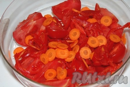 Нарезанные перец и морковь добавить в миску к помидорам.