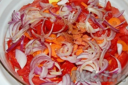 Добавить в салат с перцем, помидорами, морковью и луком оливковое масло, бальзамический уксус, соль, сухие красные перцы (сладкий и острый).
