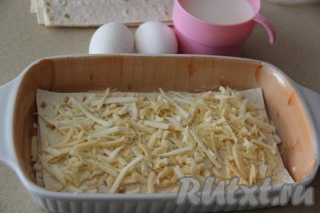 Присыпать лаваш сыром. 