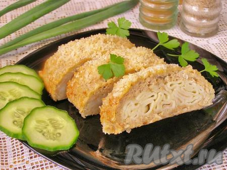 Аппетитный, сочный и сытный рулет, приготовленный из фарша с макаронами, достаём из духовки, даём немного остыть, нарезаем на порции и подаём к столу в горячем виде в качестве основного блюда, дополнив, по желанию, лёгким овощным гарниром, или даём полностью остыть и подаём в качестве закуски.
