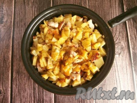 Перемешать картошку со свиной грудинкой, накрыть сковороду крышкой, убавить немного огонь и готовить блюдо 25 минут (готовая картошка должна легко прокалываться вилкой), периодически перемешивая. В конце приготовления всыпать соль, специи, перемешать.