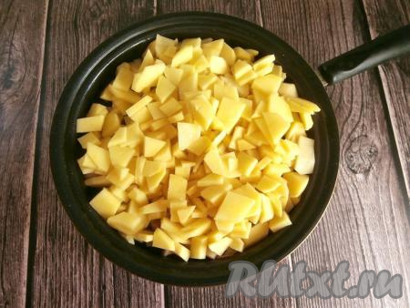 Затем выложить в сковороду картофель.