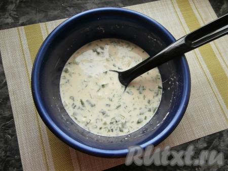 Тесто перемешать, оно будет похожим на тесто для толстых блинов (блинное тесто должно получиться не жидким, но и не густым).