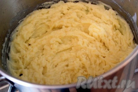 На гарнир приготовьте картофельное пюре по своему вкусу.