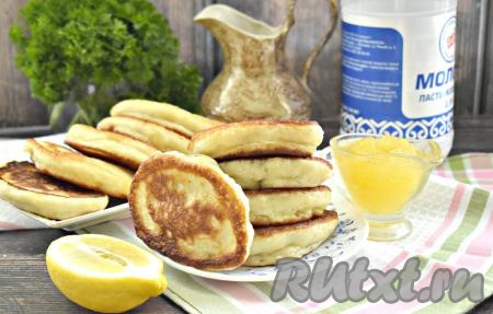 Вкусные, пышные, аппетитные оладьи, приготовленные на молоке и сухих дрожжах, подаём к столу тёплыми. Угощайтесь!