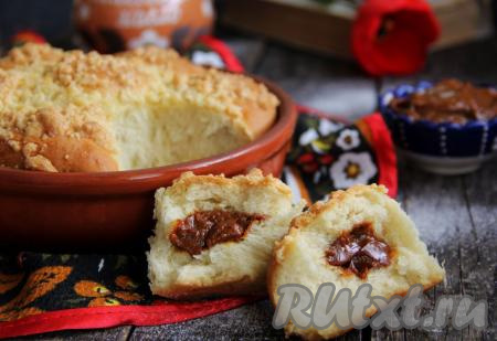 Сдобные булочки с варёной сгущёнкой