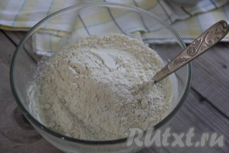 Всыпать муку. 
