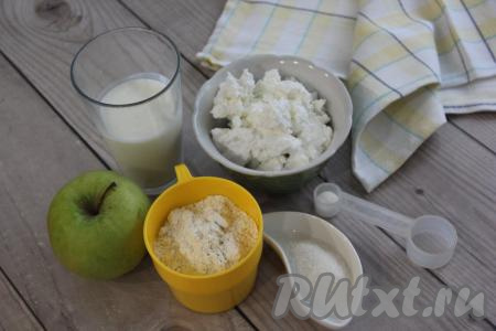Подготовить продукты для приготовления творожных оладий с яблоками на кефире.
