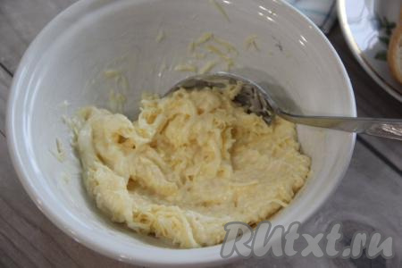 Перемешать столовой ложкой сыр с майонезом до однородности и сырная начинка для гренок готова. 