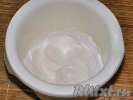 Яйца комнатной температуры разделяем на белки и желтки. В этой выпечке желтки нам не понадобятся. В яичные белки комнатной температуры добавляем щепотку соли и на большой скорости миксера взбиваем их в пышную пену.