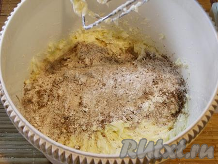 Всыпаем смесь муки и какао в масляную смесь и тщательно взбиваем масляно-мучную массу миксером.