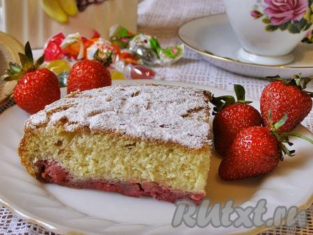 Шарлотка со свежей клубникой