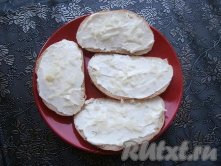 Половину луковицы очистить и нарезать мелко. Ломти батона, смазанные сыром, посыпать нарезанным луком.