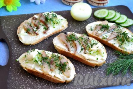 Бутерброды с селёдкой и плавленным сыром