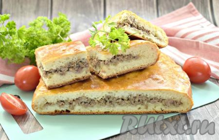 Пирог с мясным фаршем из дрожжевого теста в духовке