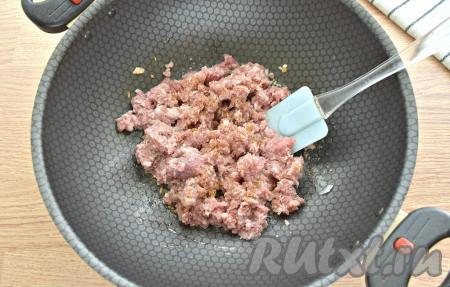 Добавляем к обжаренному луку мясной фарш. По вкусу его солим и посыпаем специями (я использовала готовую приправу для фарша, но подойдёт и чёрный молотый перец, паприка).