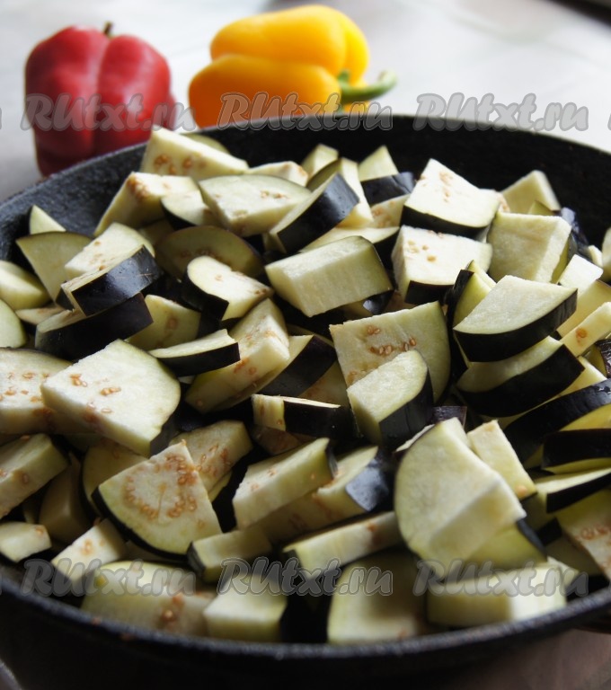 Баклажаны с овощами тушеные на сковороде