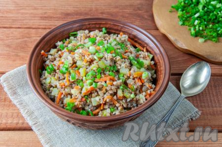 Гречка с кабачками и морковью на сковороде