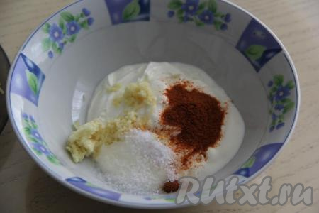 Для приготовления соуса соединить в миске сметану, воду, пропущенные через пресс зубчики чеснока, добавить соль и специи (я использовала копчёную паприку).