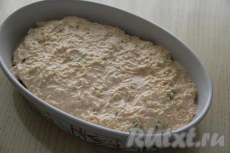 В форму поверх кабачков выложить приготовленный сырно-сметанный соус.
