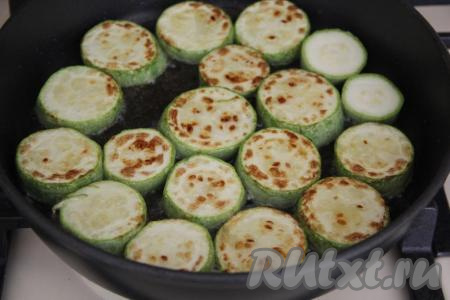 Обжарить кабачки с двух сторон до золотистого цвета на умеренном огне.