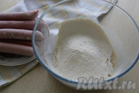Всыпать соль и часть просеянной муки. 