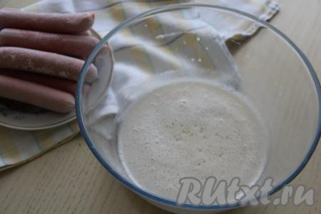 В объёмную миску влить запенившуюся опару, добавить растительное масло. 