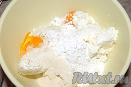 Для приготовления начинки для пирога нужно 2 яйца аккуратно разделить на белки и желтки. Свежий творог протереть через друшлаг в миску. К протёртому творогу добавить сахар, сметану, манную крупу и желтки.
