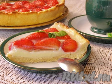 Красивый, необыкновенно вкусный и ароматный тирольский пирог с заварным кремом и клубникой готов. Нарезаем его на порционные кусочки и подаём к праздничному чаепитию.