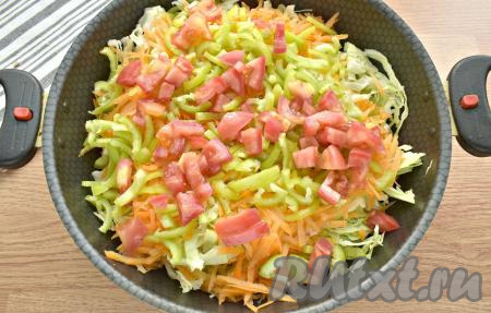 Помидоры нарезаем кусочками, раскладываем поверх перца.