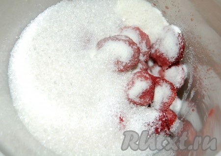 Переложить клубнику в миску, добавить к ней сахар ( 1/4 стакана), кукурузный крахмал и взбить погружным блендером до пюреобразного состояния.
