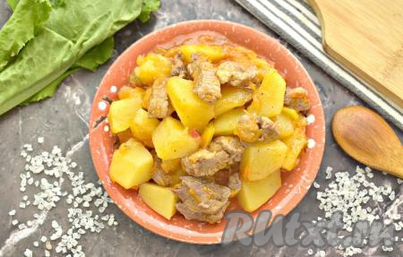 Вкусное, сочное, ароматное рагу, приготовленное из свинины с кабачками и картошкой, подаём к столу. Это простое и аппетитное блюдо несомненно понравится и вам, и вашим близким!
