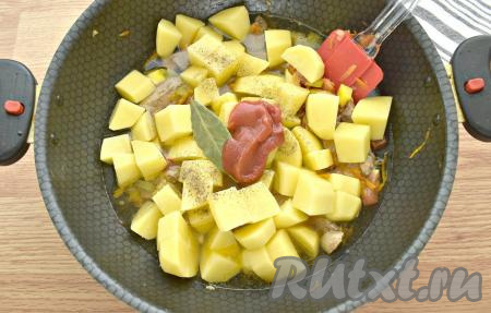 Добавляем томатную пасту, лавровый лист, на свой вкус солим и перчим. Вливаем кипячёную воду, она должна покрыть ингредиенты лишь на половину.