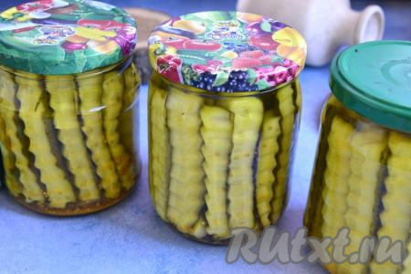 Укутать одеялом (или пледом) банки с вкуснейшими, кисло-сладкими, хрустящими огурцами, маринованными с куркумой. По истечении суток убрать одеяло и переставить баночки на хранение (я храню при комнатной температуре). Зимой эти пряные, красивые огурчики приятно разнообразят ваше меню! 