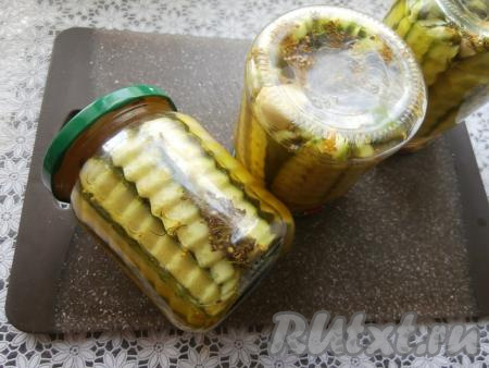 Сразу же накрыть банки крышками и закатать (или закрутить), перевернуть.