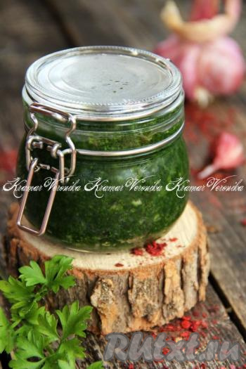 Укропный соус, приготовленный с чесноком и маслом, получается ярким, вкусным и ароматным. Отправляем его на хранение в холодильник. Зимой эта заготовка станет чудесным дополнением к различным блюдам.