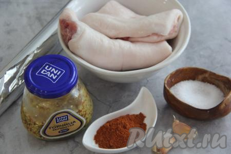 Подготовить продукты для приготовления рулета из сала в духовке. Сало промыть под холодной водой и обсушить бумажным полотенцем, если есть шкура, её нужно срезать. Чеснок почистить. Горчицу можно использовать любую.