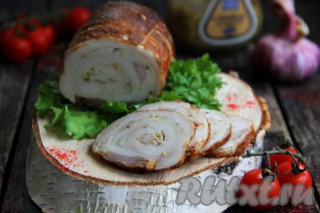Нарезать ароматный, вкусный, нежный рулет на тонкие кусочки. Сало, запечённое в духовке по этому рецепту, станет отличной закуской и для праздничного, и для повседневного стола, обязательно приготовьте! 
