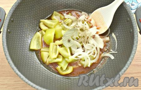 Болгарский перец, очищенный от плодоножки и семечек, нарезаем на кусочки среднего размера (или на лепестки). Нарезаем очищенный лук полукольцами. Нарезанные перец и лук  перекладываем в сковороду с томатным соусом, перчим, добавляем лавровый лист и горошины душистого перца, перемешиваем.