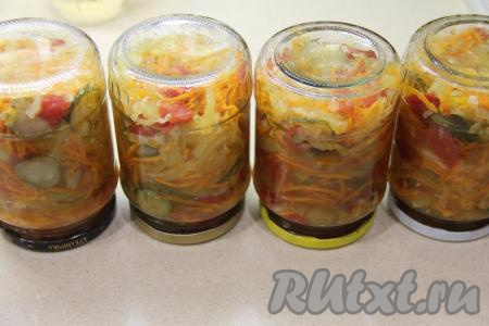 Закрутить (или закатать) банки крышками, после этого перевернуть их вверх дном, укутать в плед (или одеяло) и оставить до полного остывания, а затем переставить на хранение в кладовку.