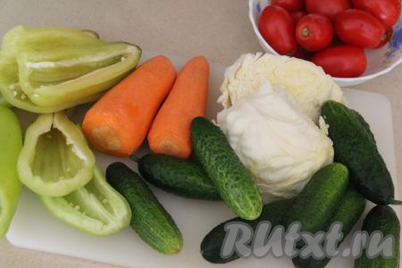 Подготовить продукты для приготовления салата "Гениальный" на зиму. Морковь очистить. Из болгарского перца удалить семена с плодоножкой. С капусты снять верхние листы. Вымыть морковь, помидоры, перец, огурчики и капусту.