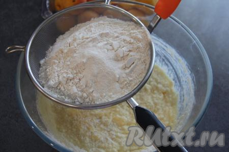 В получившуюся массу всыпать разрыхлитель, частями начать просеивать муку, тщательно перемешивая тесто венчиком.