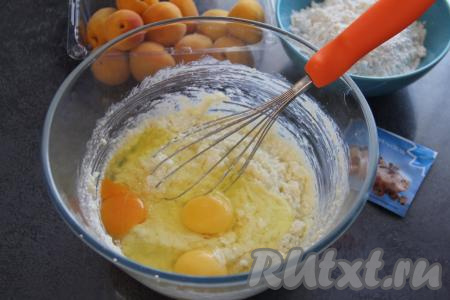 Добавить яйца и ещё раз перемешать.