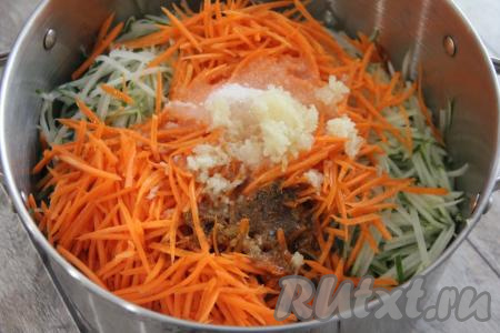 Влить масло и уксус.
